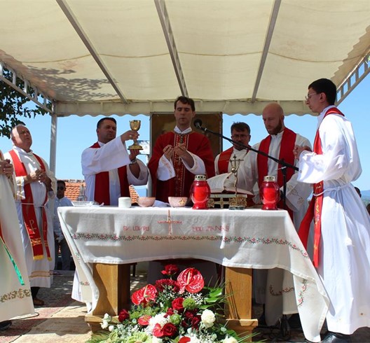Biskup Kovač podijelio krizmu i predvodio proslavu župnog zaštitnika u Vivodini